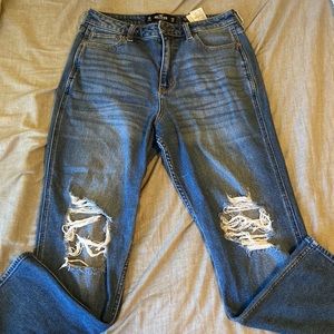 Hollister Ultra High Rise Mom Jeans size 9R (29 waist, 27 length)